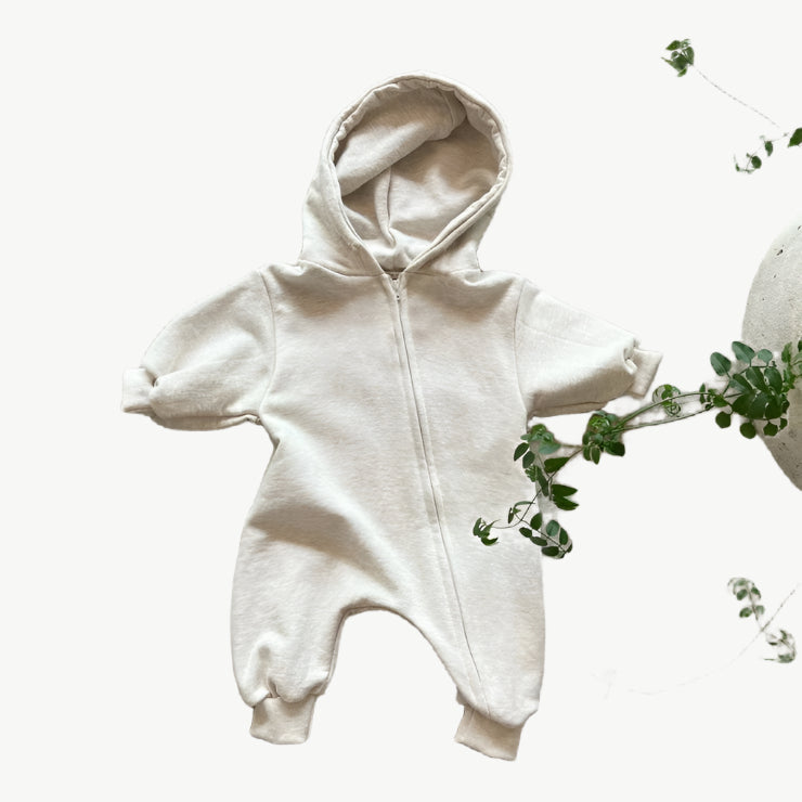 Bequemer Kapuzenoverall aus 100% Bio - Baumwolle für Kinder – Atmungsaktiv & Hypoallergen - Mayfair ModaBeige - a9 - 12M