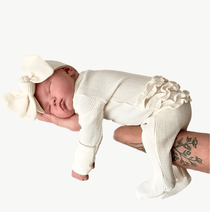 Beiger Jumpsuit aus Bio - Baumwolle mit Rüschen und passendem Stirnband für Kinder - Mayfair ModaLila0 - 3 Monate