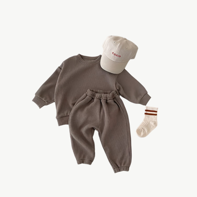 Bequemer Trainingsanzug aus Bio - Baumwolle für Kinder – Atmungsaktiv & Hypoallergen - Mayfair ModaKaffee9M