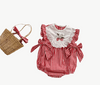 Bestickter Strampler Baby aus Bio - Baumwolle im Erdbeerplaid - Design für empfindliche Haut - Mayfair Moda0 - 3M