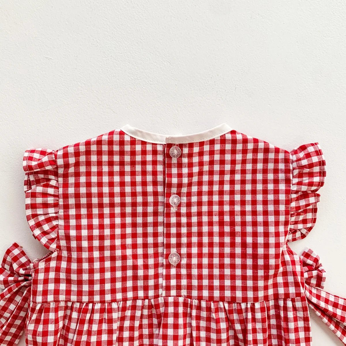 Bestickter Strampler Baby aus Bio - Baumwolle im Erdbeerplaid - Design für empfindliche Haut - Mayfair Moda0 - 3M