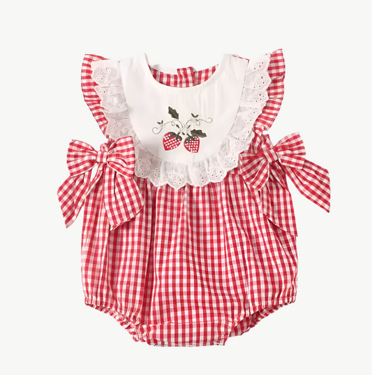 Bestickter Strampler Baby aus Bio - Baumwolle im Erdbeerplaid - Design für empfindliche Haut - Mayfair Moda0 - 3M