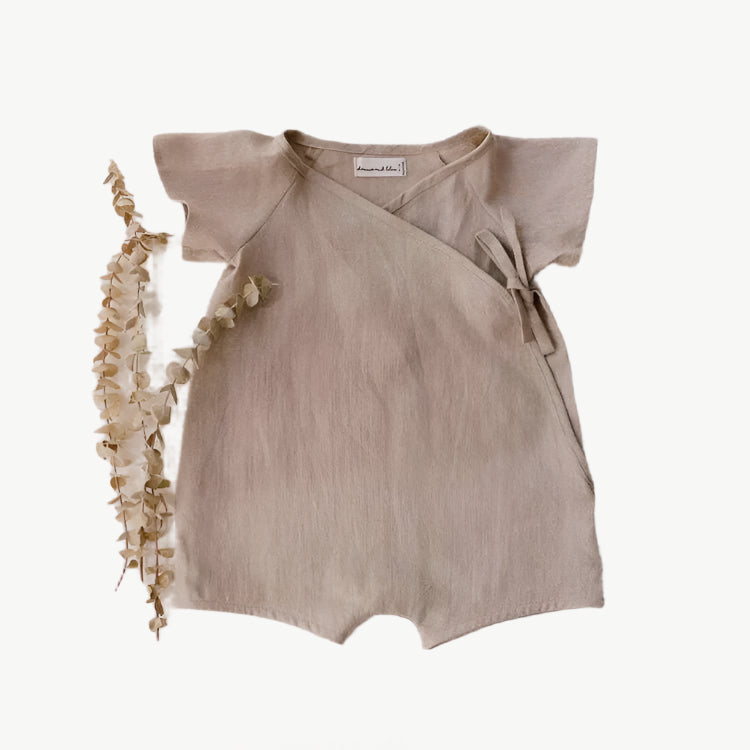 Biologischer Leinen Kimono für Damen – Atmungsaktiv, Hypoallergen und Umweltfreundlich - Mayfair ModaKhaki18 - 24M