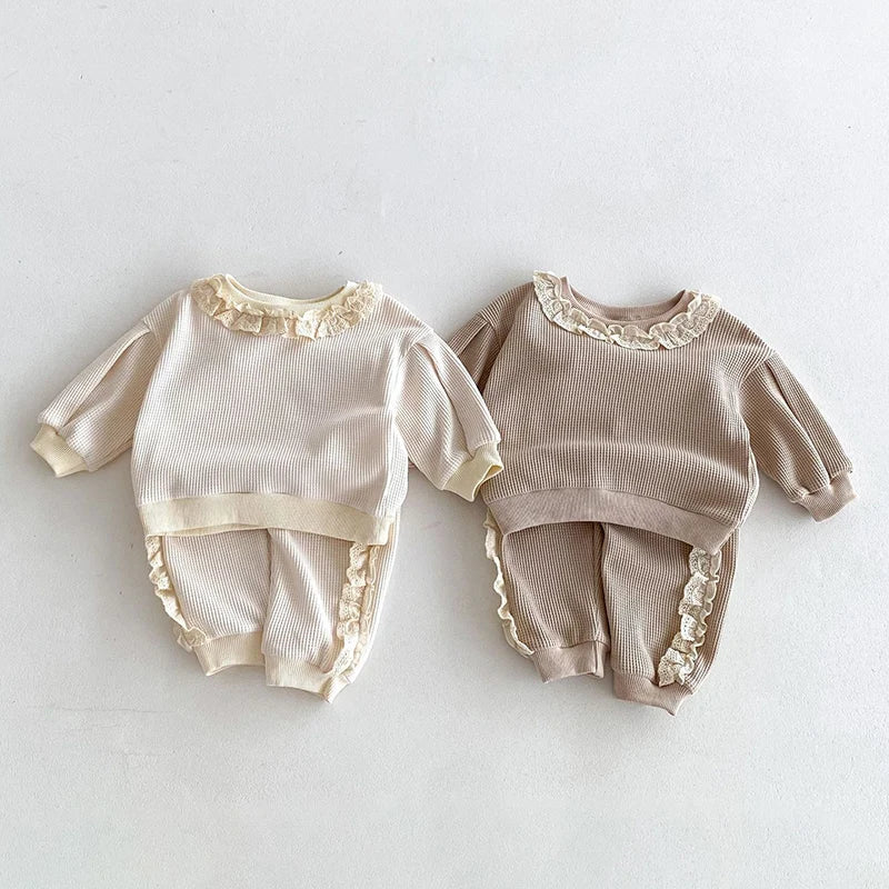 Rüschenspitzen Jogger Set – Bequemes Kinderoutfit aus 100% Bio - Baumwolle - Mayfair ModaBeige6M
