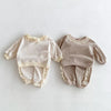 Rüschenspitzen Jogger Set – Bequemes Kinderoutfit aus 100% Bio - Baumwolle - Mayfair ModaBeige6M