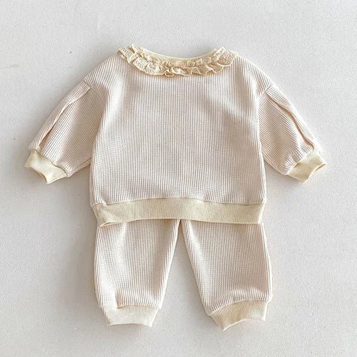 Rüschenspitzen Jogger Set – Bequemes Kinderoutfit aus 100% Bio - Baumwolle - Mayfair ModaBeige6M