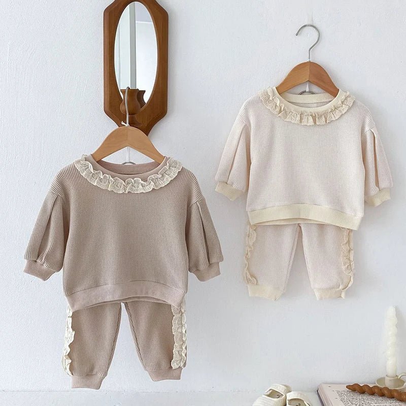 Rüschenspitzen Jogger Set – Bequemes Kinderoutfit aus 100% Bio - Baumwolle - Mayfair ModaBeige6M