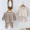 Rüschenspitzen Jogger Set – Bequemes Kinderoutfit aus 100% Bio - Baumwolle - Mayfair ModaBeige6M