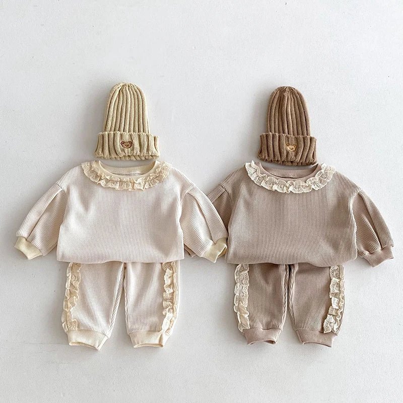 Rüschenspitzen Jogger Set – Bequemes Kinderoutfit aus 100% Bio - Baumwolle - Mayfair ModaBeige6M
