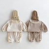 Rüschenspitzen Jogger Set – Bequemes Kinderoutfit aus 100% Bio - Baumwolle - Mayfair ModaBeige6M