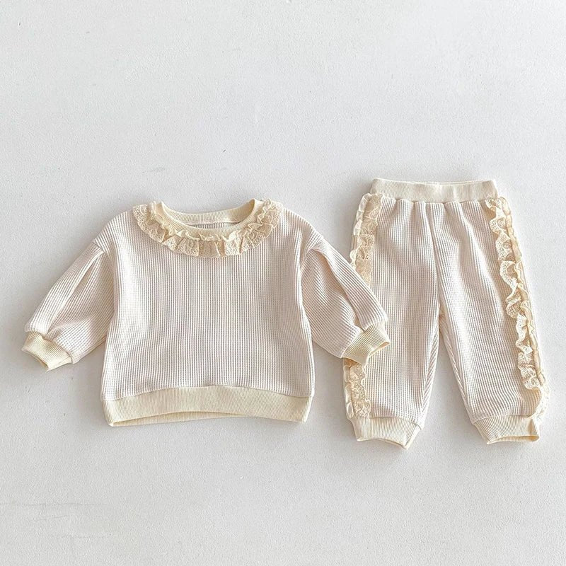 Rüschenspitzen Jogger Set – Bequemes Kinderoutfit aus 100% Bio - Baumwolle - Mayfair ModaBeige6M