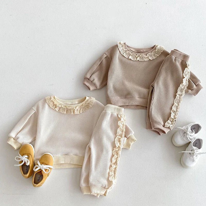 Rüschenspitzen Jogger Set – Bequemes Kinderoutfit aus 100% Bio - Baumwolle - Mayfair ModaBeige6M