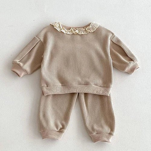 Rüschenspitzen Jogger Set – Bequemes Kinderoutfit aus 100% Bio - Baumwolle - Mayfair ModaKhaki6M