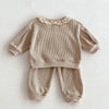 Rüschenspitzen Jogger Set – Bequemes Kinderoutfit aus 100% Bio - Baumwolle - Mayfair ModaKhaki6M